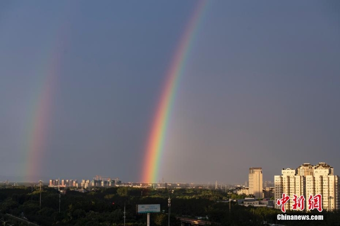 北京雨后天空現(xiàn)雙彩虹景象美輪美奐