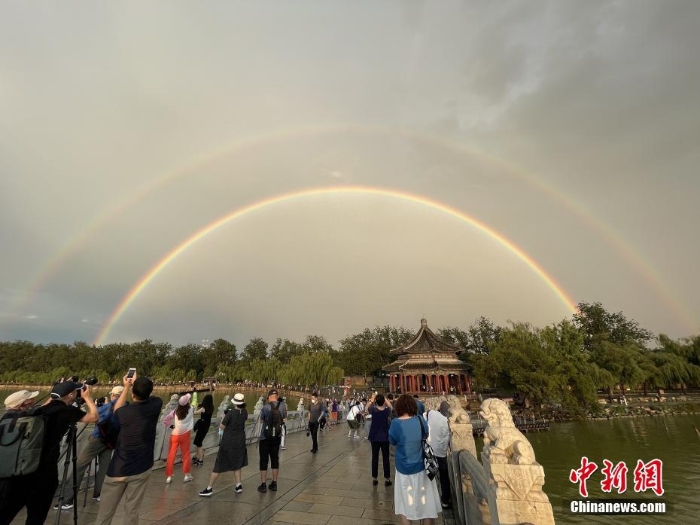 北京雨后天空現(xiàn)雙彩虹景象美輪美奐