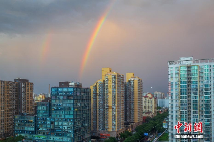 北京雨后天空現(xiàn)雙彩虹景象美輪美奐