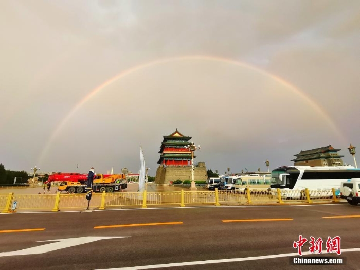 北京雨后天空現(xiàn)雙彩虹景象美輪美奐