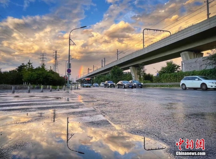 北京雨后天空現(xiàn)雙彩虹景象美輪美奐