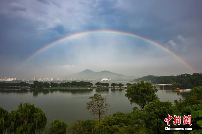 南京雨后雙彩虹橫跨“山水城林”