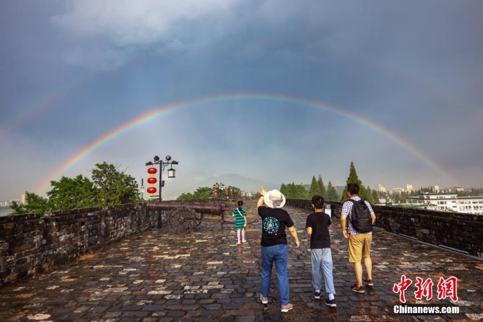 南京雨后雙彩虹橫跨“山水城林”