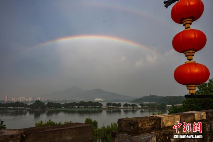 南京雨后雙彩虹橫跨“山水城林”