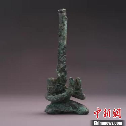 三星堆出土青銅扭頭跪坐人像展現(xiàn)三千多年前古蜀寫實雕塑藝術(shù)