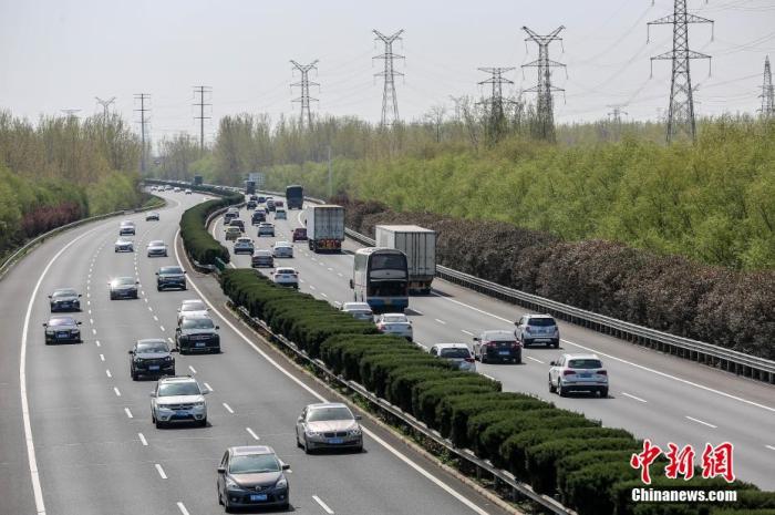 4月5日，江蘇淮安，位于該市境內(nèi)的長深高速路段上，迎來清明小長假返程車流高峰，過往車輛川流不息。 圖片來源：視覺中國