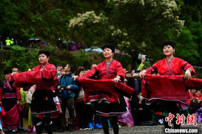 4月14日，在廣西桂林龍勝各族自治縣龍脊鎮(zhèn)黃洛瑤寨，紅瑤同胞在表演民族舞蹈?！?潘志祥？　攝