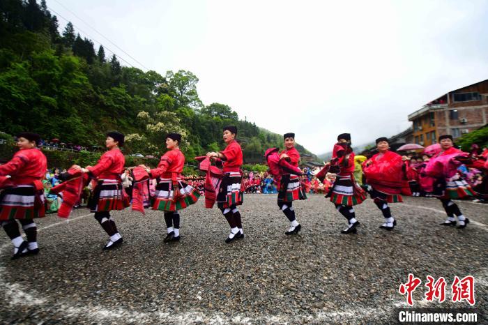 4月14日，在廣西桂林龍勝各族自治縣龍脊鎮(zhèn)黃洛瑤寨，紅瑤同胞在表演民族舞蹈?！?潘志祥？　攝