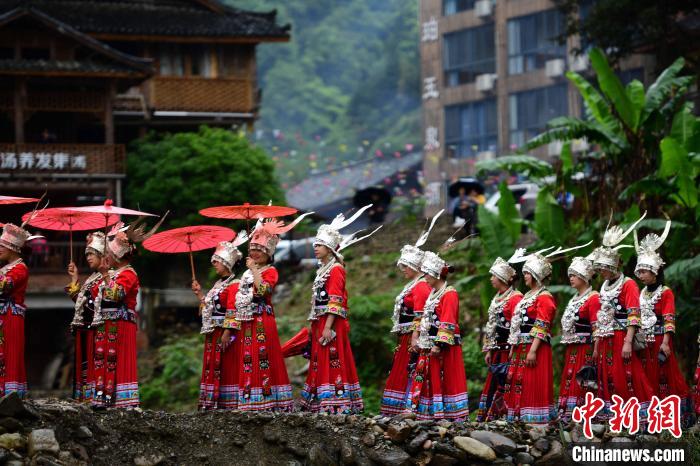 4月14日，在廣西桂林龍勝各族自治縣龍脊鎮(zhèn)黃洛瑤寨，少數(shù)民族民眾在參加民俗巡游?！?潘志祥？　攝