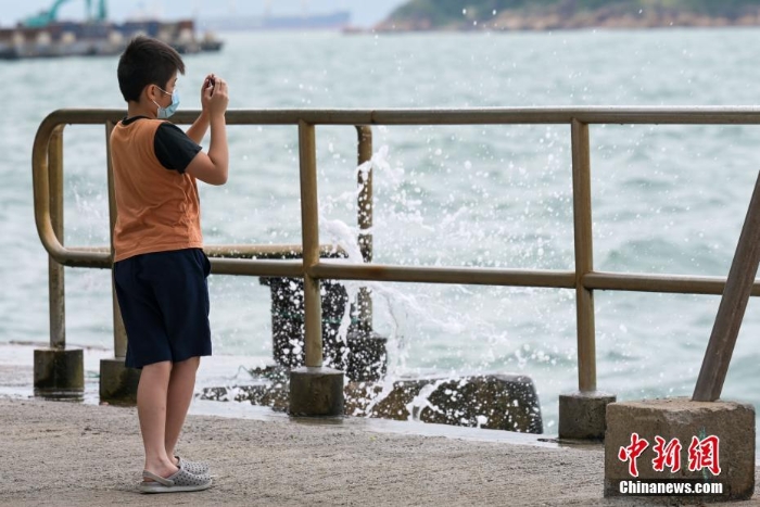 “圓規(guī)”逼近香港 天文臺(tái)發(fā)布八號(hào)風(fēng)球