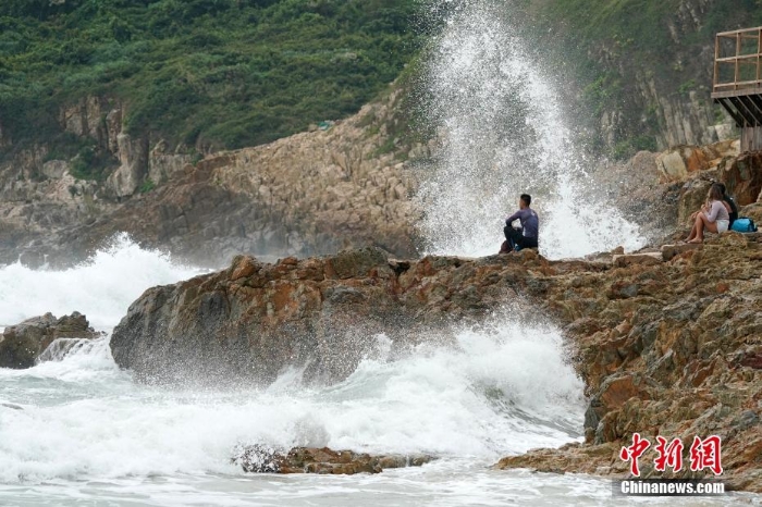 “圓規(guī)”逼近香港 天文臺(tái)發(fā)布八號(hào)風(fēng)球