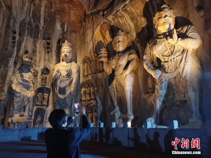 河南洛陽龍門石窟夜景 蔚為壯觀神秘莫測