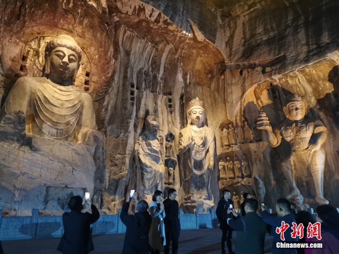 河南洛陽龍門石窟夜景 蔚為壯觀神秘莫測