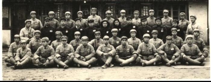 江紹基(三排左五)參加上海市醫(yī)務(wù)工作抗美援朝志愿醫(yī)療手術(shù)隊，赴朝鮮戰(zhàn)場開展醫(yī)療服務(wù)?！∪蕽?jì)醫(yī)院 供圖