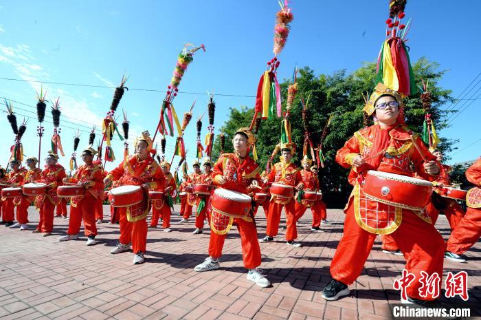 河北省隆堯縣千戶營鄉(xiāng)招子鼓廣場上，隆堯縣滏陽中學的學生們在練習招子鼓。　杜柏樺 攝