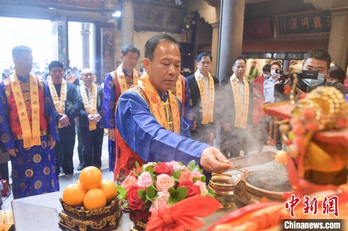 湄洲媽祖祖廟董事會董事長林金贊(前)為尼日利亞拉格斯中非第一村媽祖廟割香掬火?！「邅喅?攝