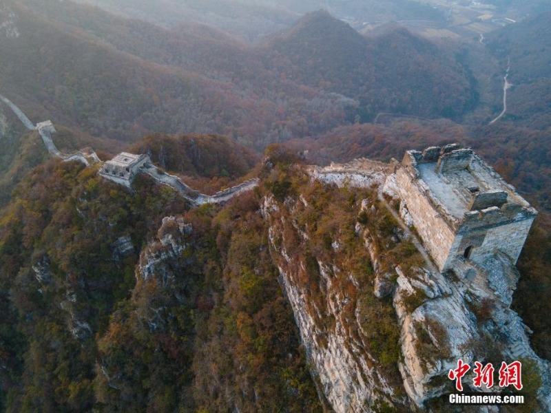 航拍箭扣長城深秋風(fēng)光 層林盡染滿山紅