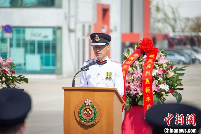 香港特區(qū)政府消防處處長梁偉雄在儀式上致辭?！≌侣勌幑﹫D