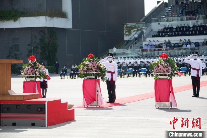 香港特區(qū)政府消防處處長梁偉雄等在儀式上敬禮?！≌侣勌幑﹫D