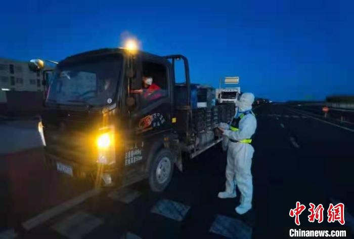 圖為戰(zhàn)疫中的移民管理警察。　王振恒 攝