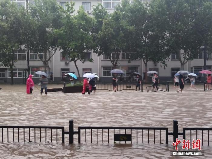 資料圖：持續(xù)強(qiáng)降雨導(dǎo)致鄭州部分街道積水嚴(yán)重。<a target='_blank' href='http://www.chinanews.com/'>中新社</a>記者 闞力 攝 