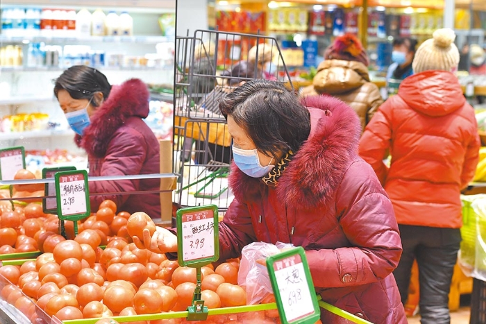 大陸近來多地出現(xiàn)菜價飆漲，甚至出現(xiàn)「菜比肉貴」現(xiàn)象。圖為北京市民在超市內(nèi)選購蔬菜。（中新社）