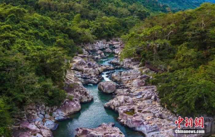 航拍海南呀諾達(dá)熱帶雨林景區(qū)，鳥(niǎo)瞰秀美山水、廣袤雨林。中新社記者 駱云飛 攝