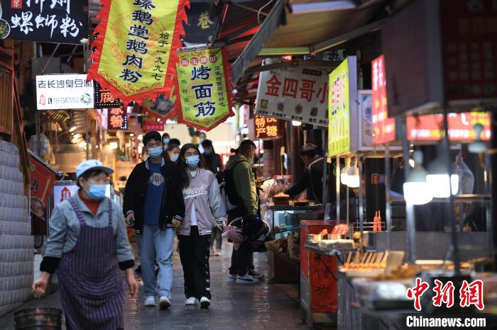 11月5日，市民在撈沙巷內(nèi)選擇小吃?！■暮陚?攝