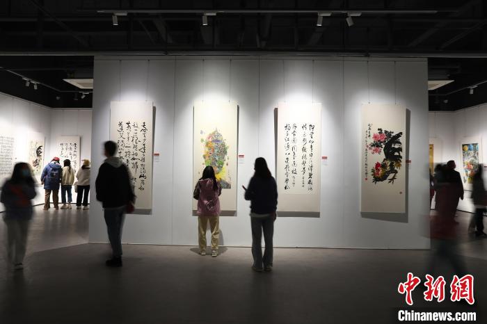 圖為高校學(xué)生在江西師范大學(xué)瑤湖校區(qū)美術(shù)館參觀“共筑家園——第三屆贛臺(tái)高校書畫聯(lián)展”?！⒄祭?攝