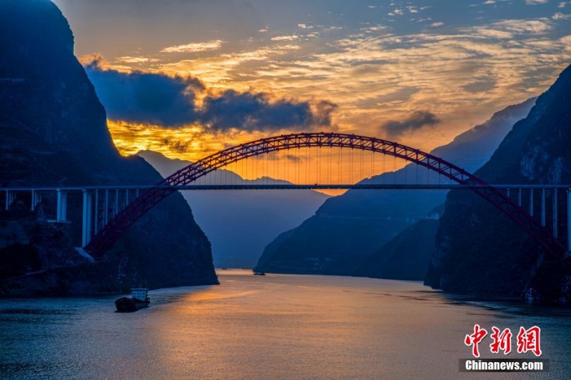 日出三峽 秀水青山映霞光