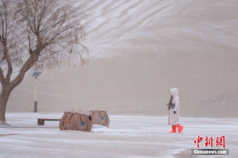 甘肅敦煌：雪潤大漠景如畫