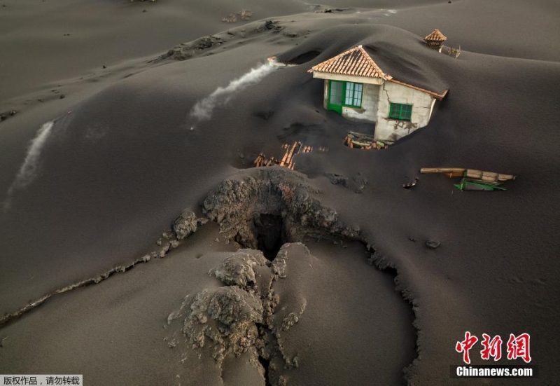 西班牙火山連續(xù)噴發(fā)10周 附近地區(qū)被火山灰覆蓋如同沙漠