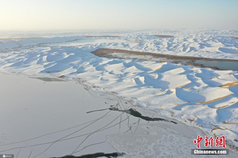 塔克拉瑪干沙漠迎大雪 風(fēng)景別具韻味