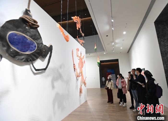 觀眾參觀展覽?！“苍?攝