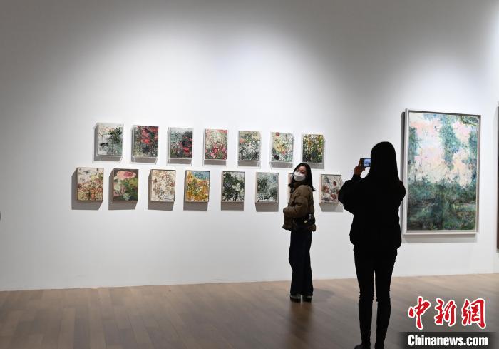觀眾在展覽廳拍照留念。　安源 攝