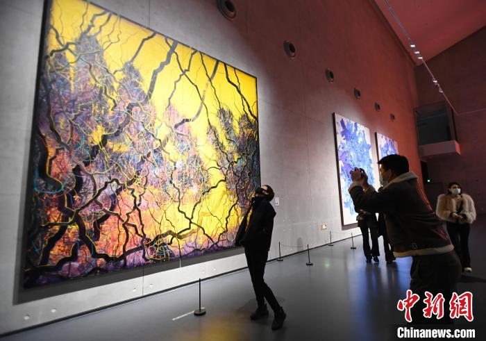觀眾在展覽廳拍照留念?！“苍?攝