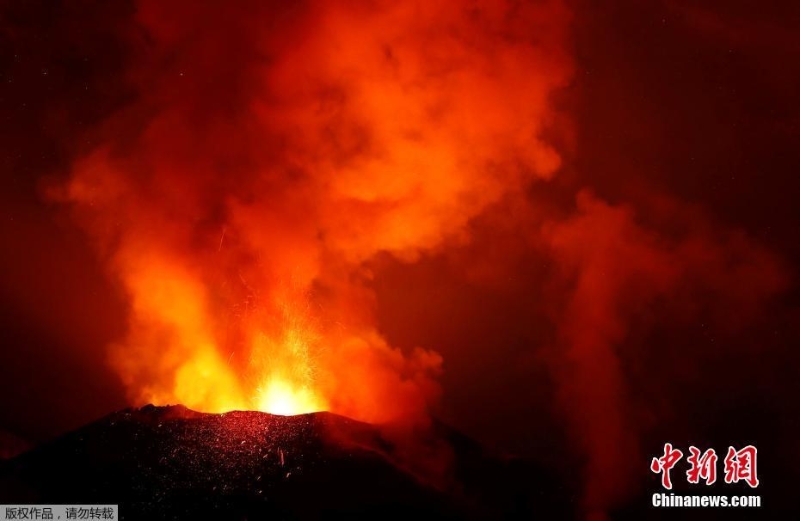 西班牙火山持續(xù)噴發(fā) 巖漿噴涌而出場面壯觀