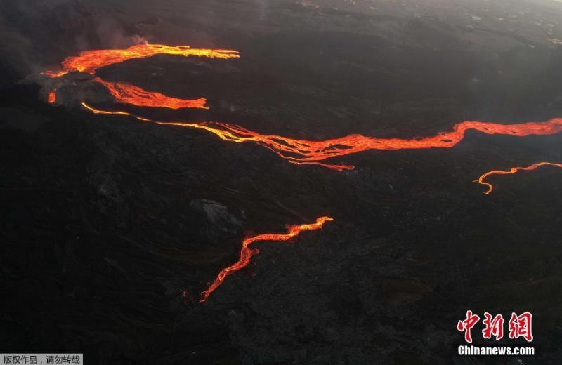 西班牙火山持續(xù)噴發(fā) 巖漿噴涌而出場面壯觀