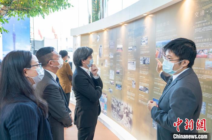 “同舟共濟 志同道合”港穗雙城圖片展覽在香港交易廣場開幕，圖為香港嘉賓觀看展覽?！∠愀鄣胤街局行墓﹫D