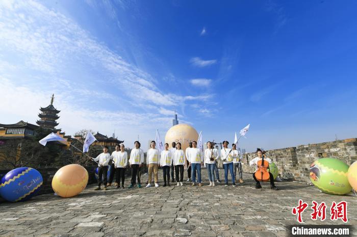 各國(guó)青年在南京明城墻上參與“共同的遺產(chǎn)，共同的世界”全球藝術(shù)共創(chuàng)行動(dòng)。　2021名城會(huì)組委會(huì)供圖