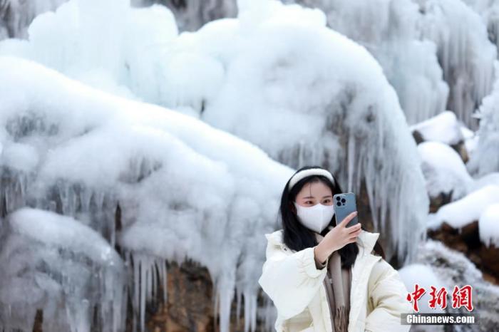 2022年1月3日，元旦假期，河南省北部的世界地質(zhì)公園云臺山內(nèi)冰瀑冰掛景觀吸引游人。 <a target='_blank' href='/'>中新社</a>發(fā) 石光明 攝 圖片來源：CNSPHOTO