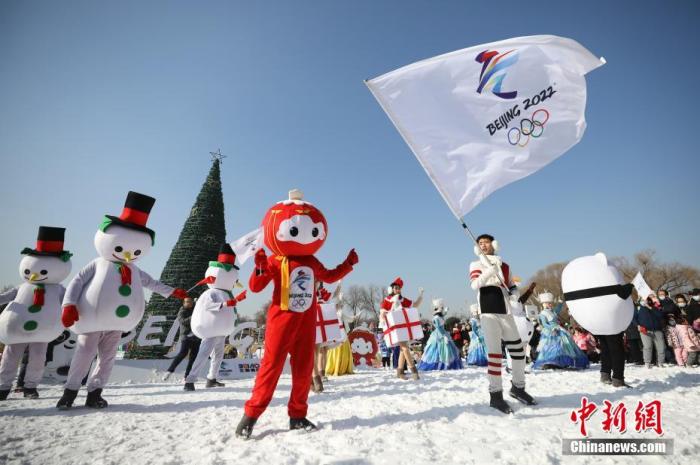 1月1日，北京世界公園“冬日戀歌”冰雪主題巡游。世界公園近日推出歡樂冰雪季暨“北奧探夢”冰雪嘉年華，包括冬奧知識科普活動等主題活動，以冬奧文化為核心，助力北京2022年冬奧會。 <a target='_blank' href='/'>中新社</a>記者 趙雋 攝