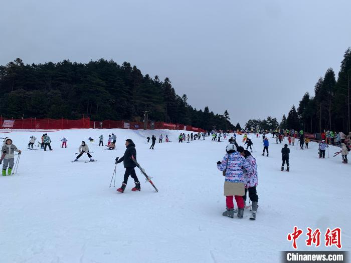 圖為江西明月山滑雪場(chǎng)內(nèi)游客正在學(xué)習(xí)、練習(xí)滑雪。　李韻涵 攝