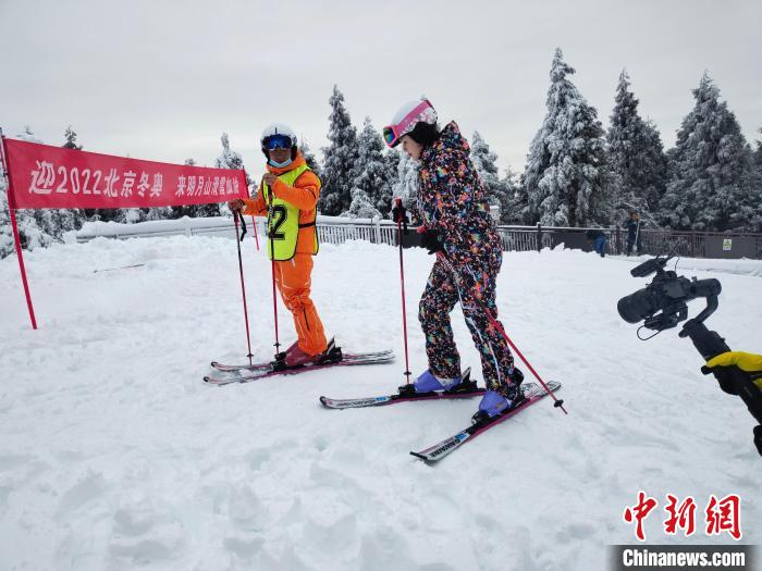 圖為一名游客正在教練的指導(dǎo)下學(xué)習(xí)滑雪?！±铐嵑?攝