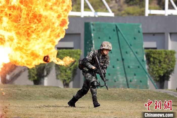 步兵班戰(zhàn)斗動作演練?！∪~華敏 攝