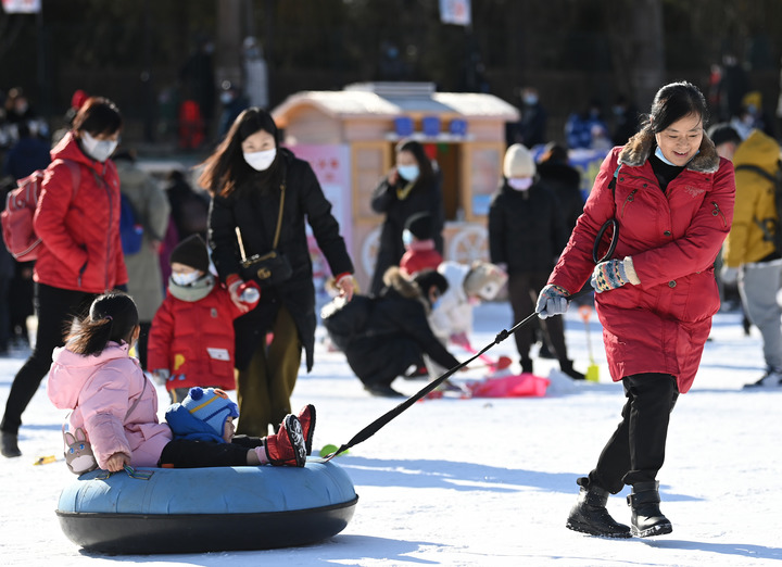 　1月2日，在北京市陶然亭公園冰雪嘉年華中，家長和孩子共享冰雪樂趣。新華社記者 李賀 攝