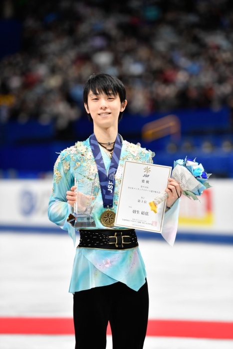 羽生結弦在頒獎典禮上。新華社記者 張笑宇 攝