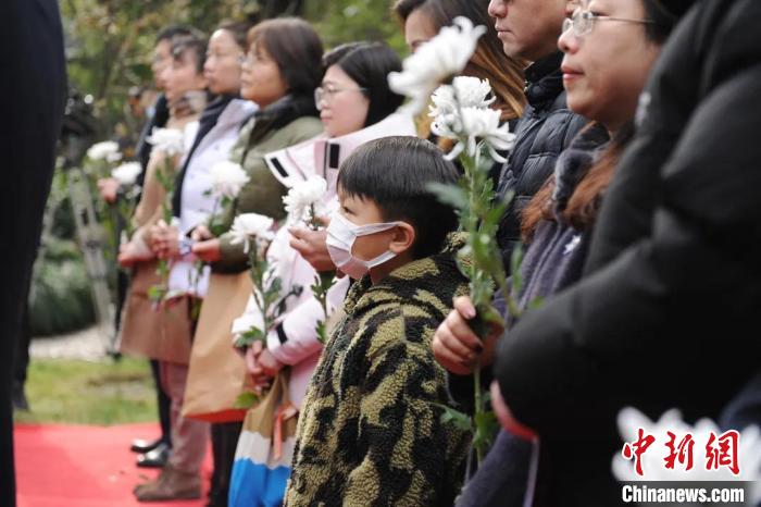 各界人士在上海周公館紀(jì)念周恩來(lái)逝世46周年