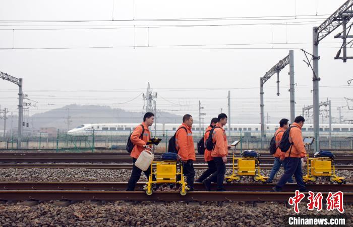 圖為鋼軌探傷工利用列車間隔時間檢測鋼軌?！⊥鹾?攝