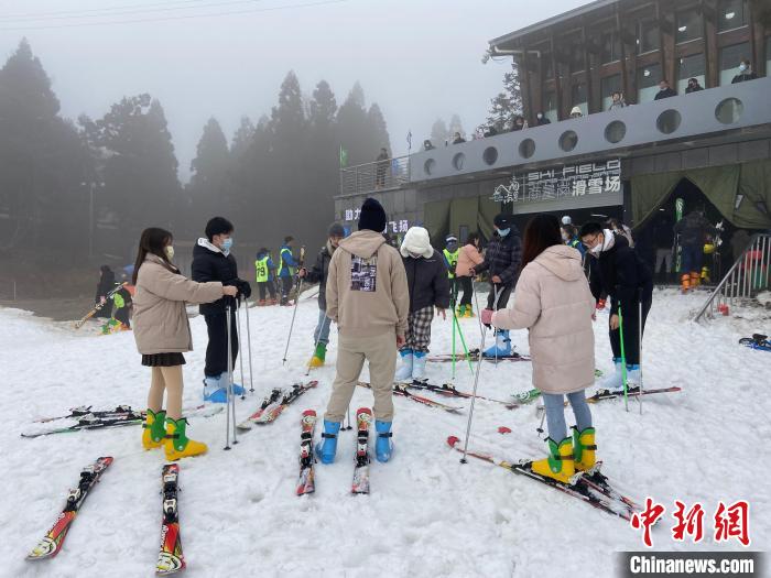 臺(tái)青學(xué)習(xí)滑雪。　林波 攝